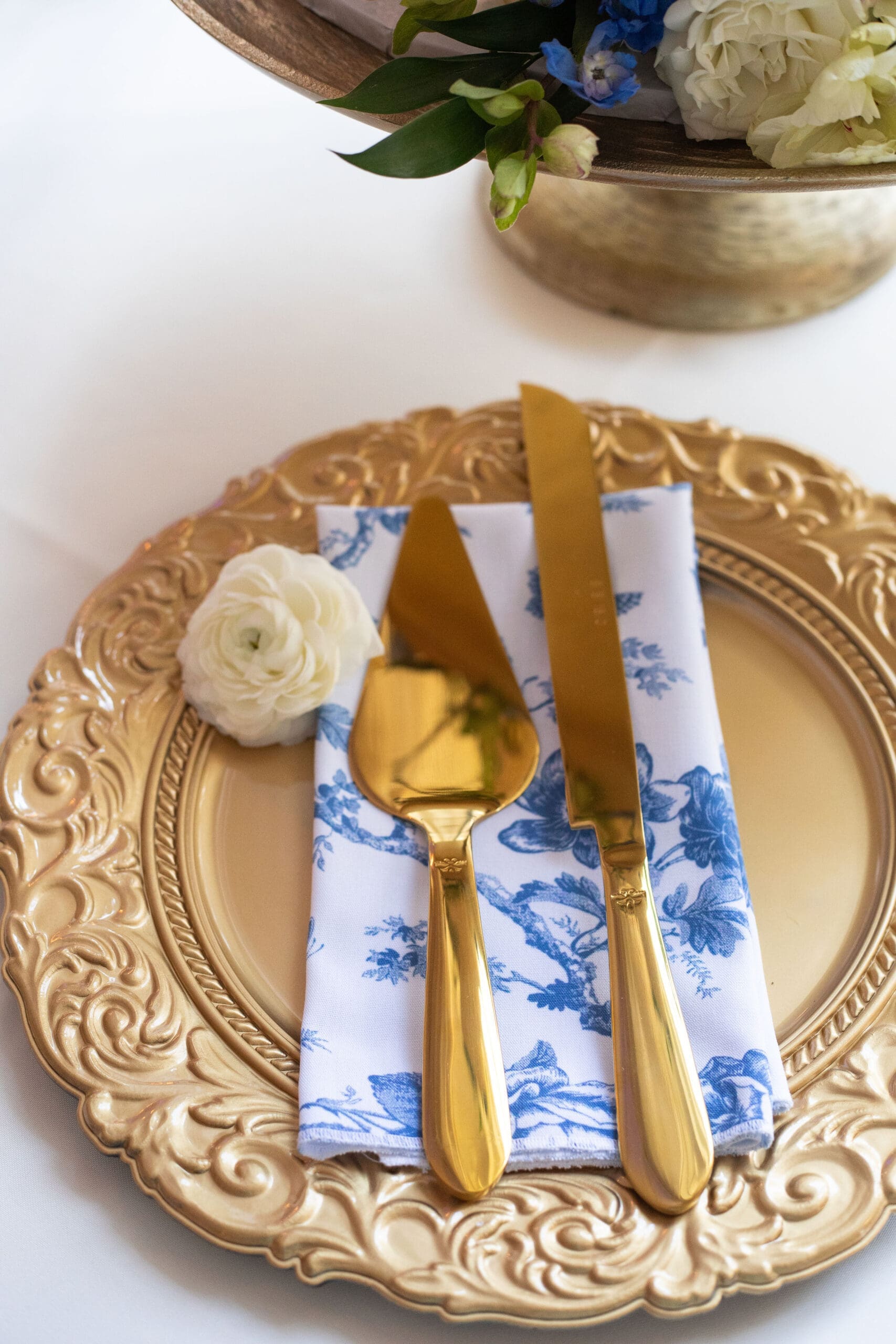 Cake cutter for an elegant wedding reception 